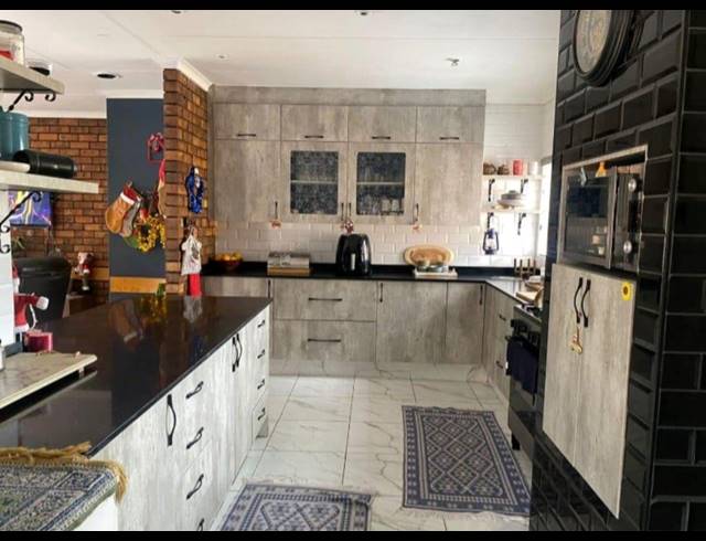 4 BEDROOM FREEHOLD FOR SALE IN GLENVISTA